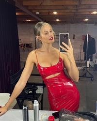 Natalie Jayne Roser taking a selfie