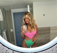 Amy Leigh Andrews taking a bikini selfie