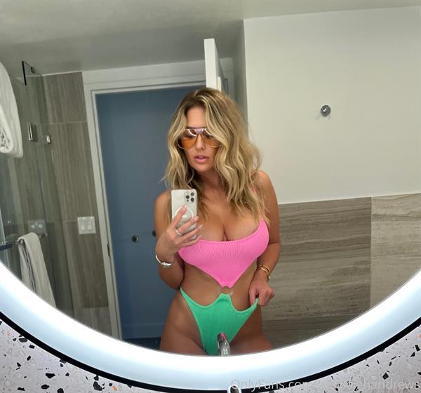 Amy Leigh Andrews taking a bikini selfie