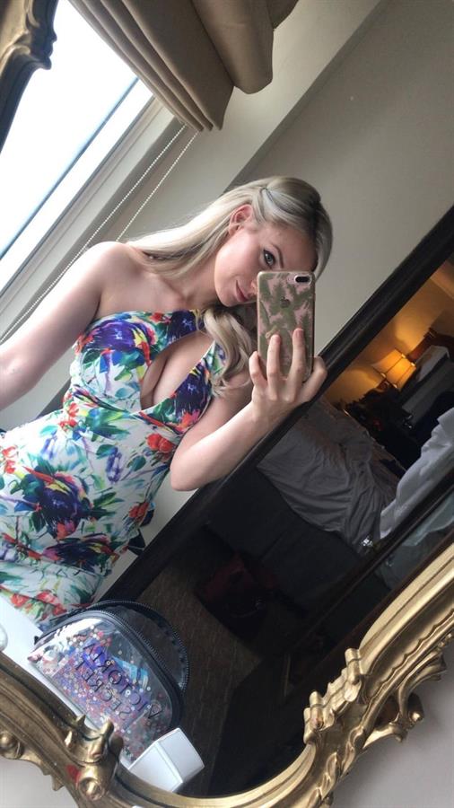 Paige Spiranac taking a selfie