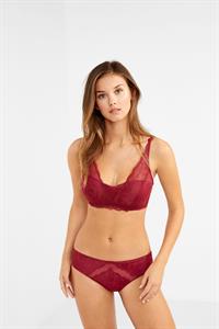 Nicola Cavanis in lingerie