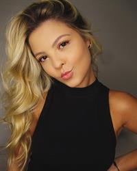 Julia Gomes taking a selfie