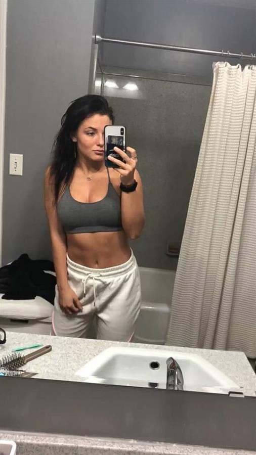 Jade Chynoweth taking a selfie