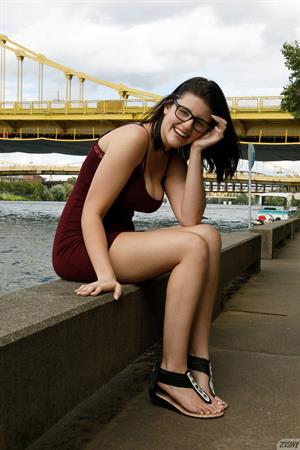 Michele James Pictures Busty Michele James in Shorts