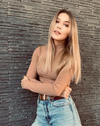 Lisa Mühleder being a beauty