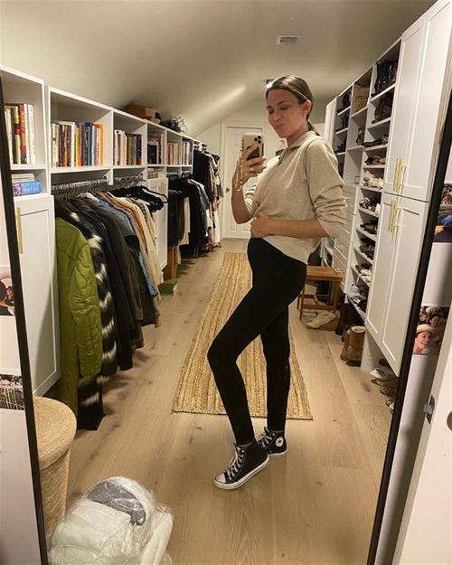 Odette Yustman taking a selfie