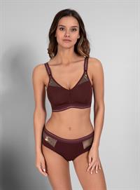 Nicola Cavanis in lingerie