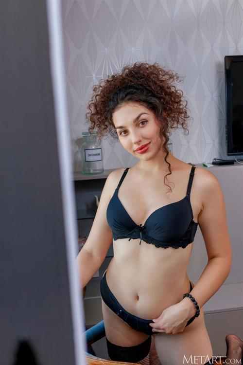 Electra Noir Shows Perfect Ass