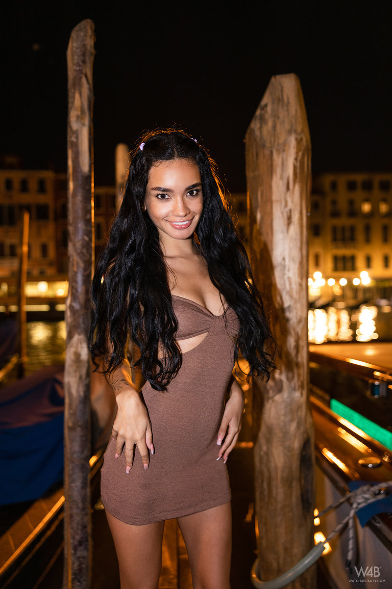 Dulce: Nighttime Venice Without Panties
