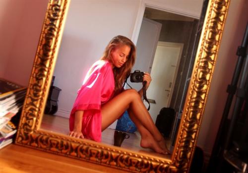 Kenza Zouiten taking a selfie
