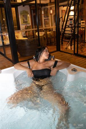 Kaley Jones Nude Pictures Kaley Jones: Fun In Jacuzzi