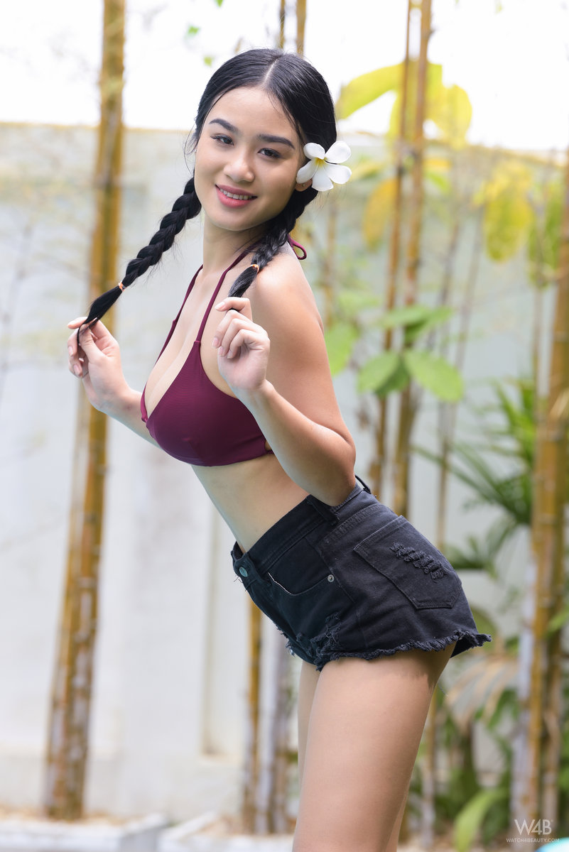 Kahlisa: Fun By The Pool