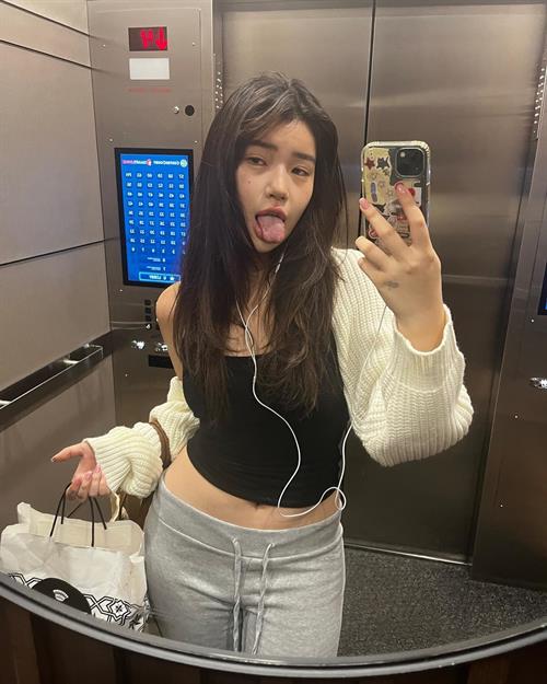 Hannah Kim taking a selfie