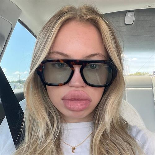 Riley Hubatka Pictures Riley Hubatka