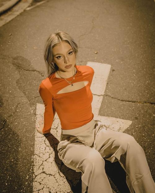 Riley Hubatka Pictures Riley Hubatka