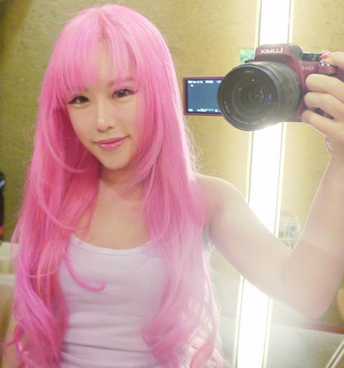 Xiaxue taking a selfie