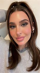 Ella Reese - Instagram selfies