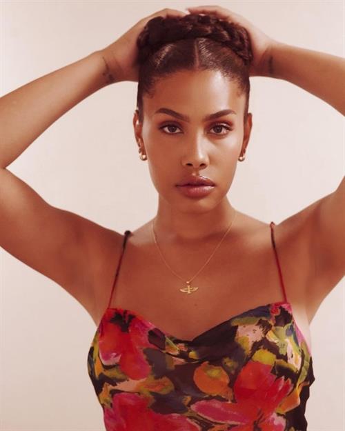 Leyna Bloom Pictures Leyna Bloom