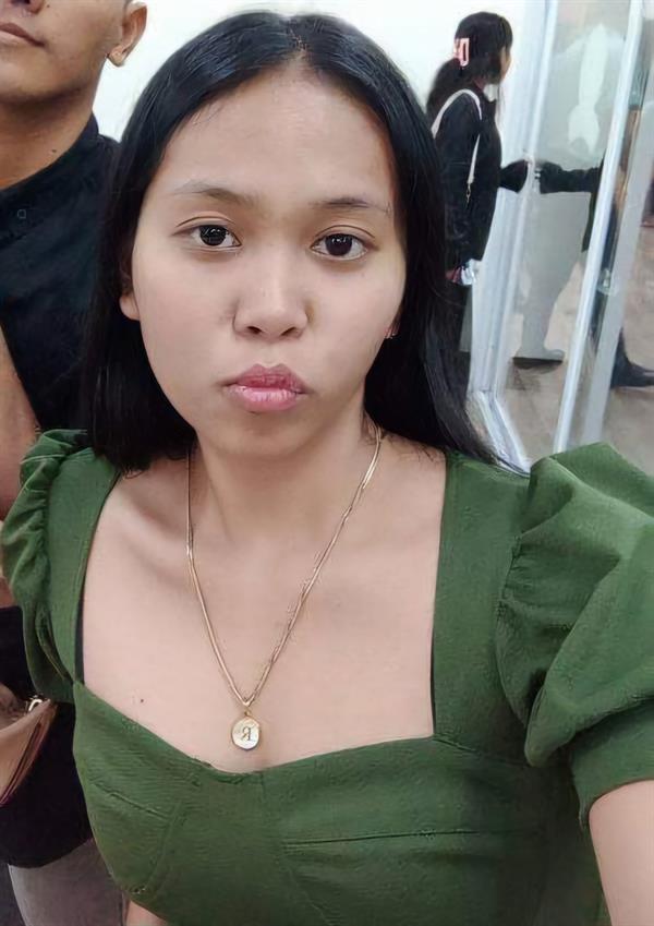 Reni - Davao City Porn Queen.

This lips will makes you cum. Give her a huge cock. Let her swallow. She loves a big facial, so let her face gets dirty. Reni is a professional with her mouth! 