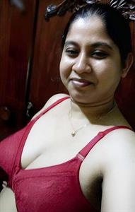 This MILF from Sri Lanka loves to show her mom body to the world.