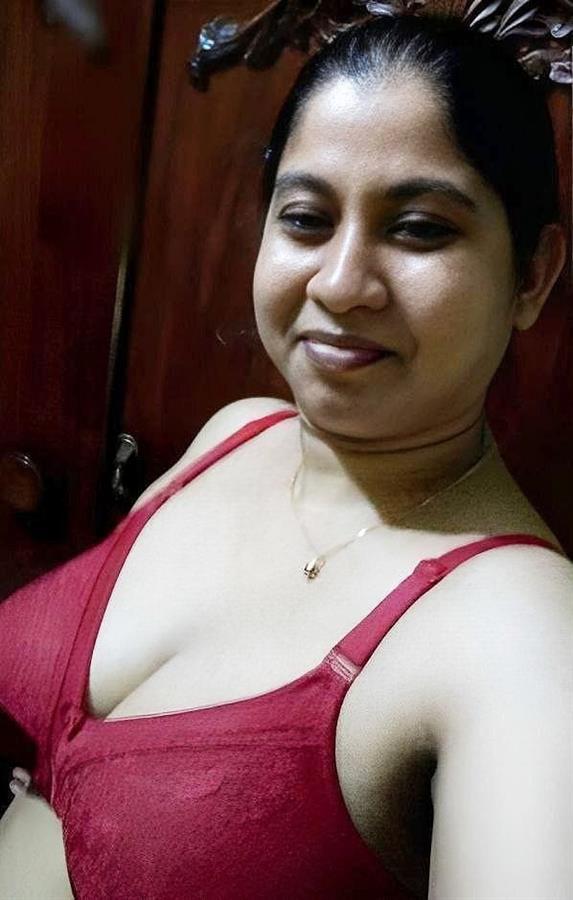 This MILF from Sri Lanka loves to show her mom body to the world.