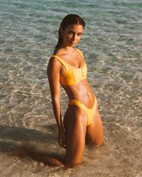 Beach Babes Elisha & Renee Herbert