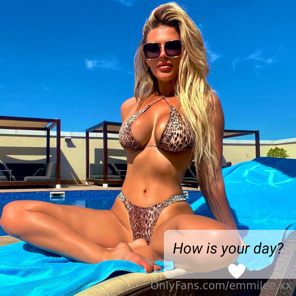 Emily (emmilee.xx) in a bikini