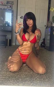 Lauren Hunt in a bikini taking a selfie