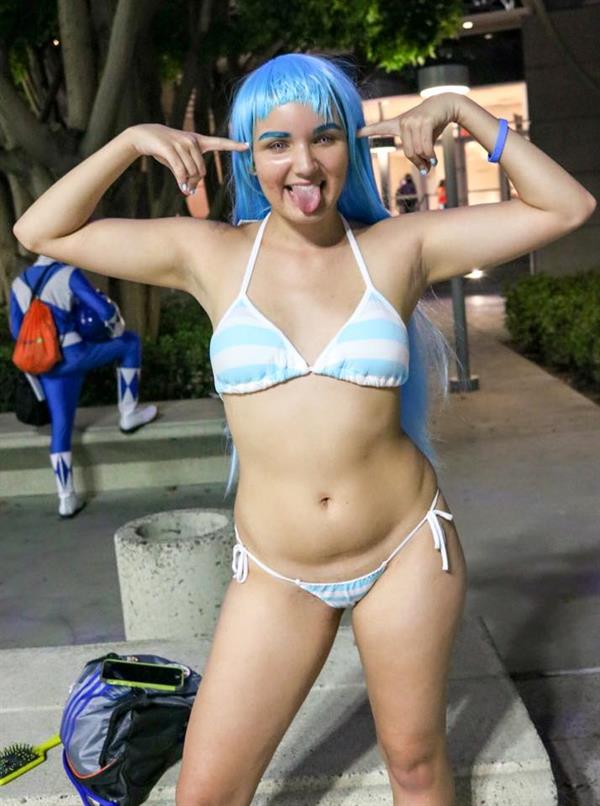 Meme Chan cosplayer