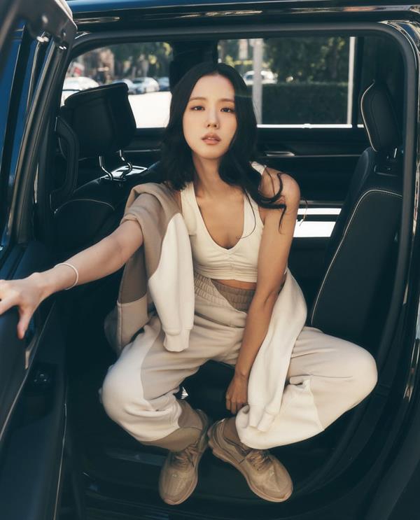 Jisoo (Kim Ji-soo)