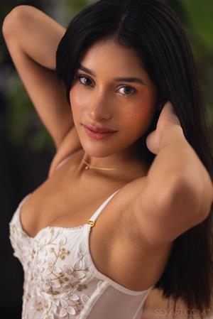 Carolina Guerrero Nude Pictures Sultry Seduction