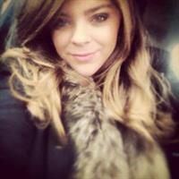 Caroline Costa taking a selfie