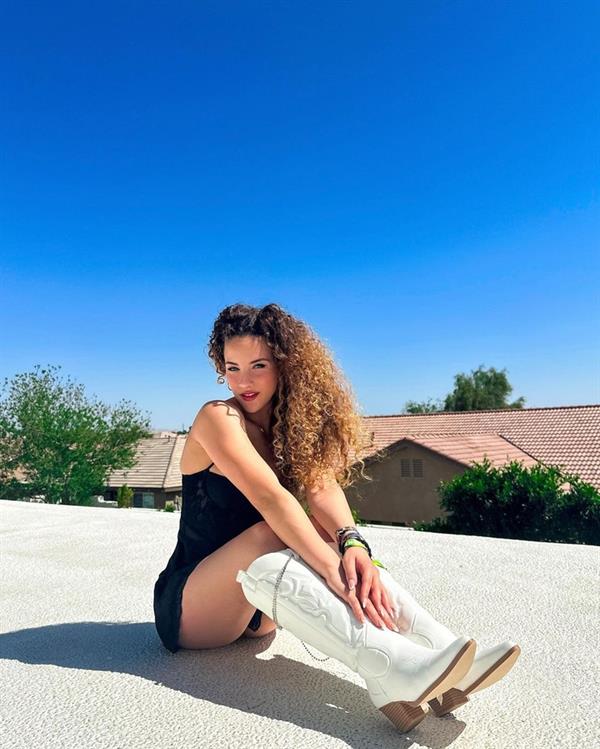 Sofie Dossi