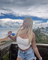 Grace is a beautiful Instagram babe who frequently shows her stunning PAWG body.