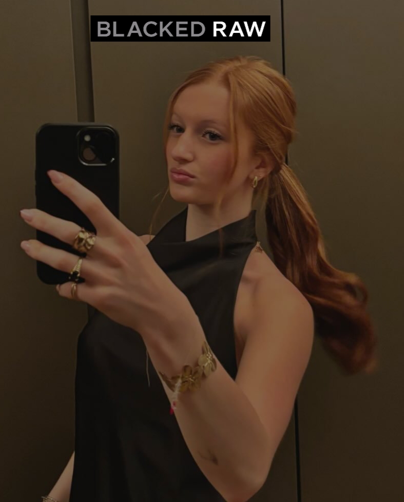 Sveva taking a selfie