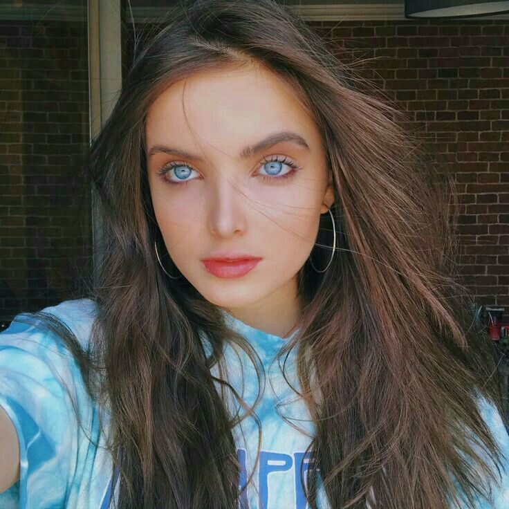 Giovanna Chaves taking a selfie
