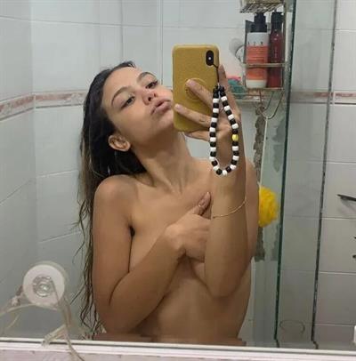 Bruna Carvalho taking a selfie