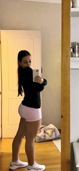 Anonymous taking a selfie and - ass