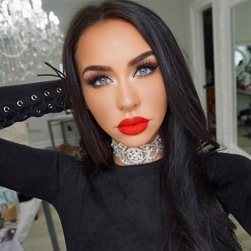 Carli Bybel taking a selfie