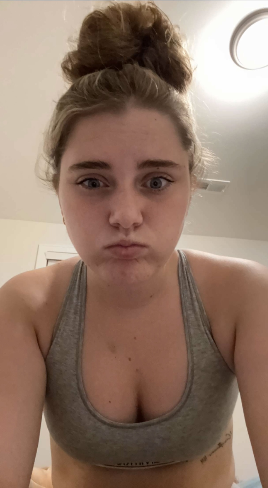 Kylieschuch taking a selfie