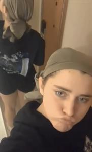 Kylieschuch taking a selfie