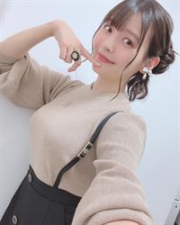 Sumire Uesaka taking a selfie