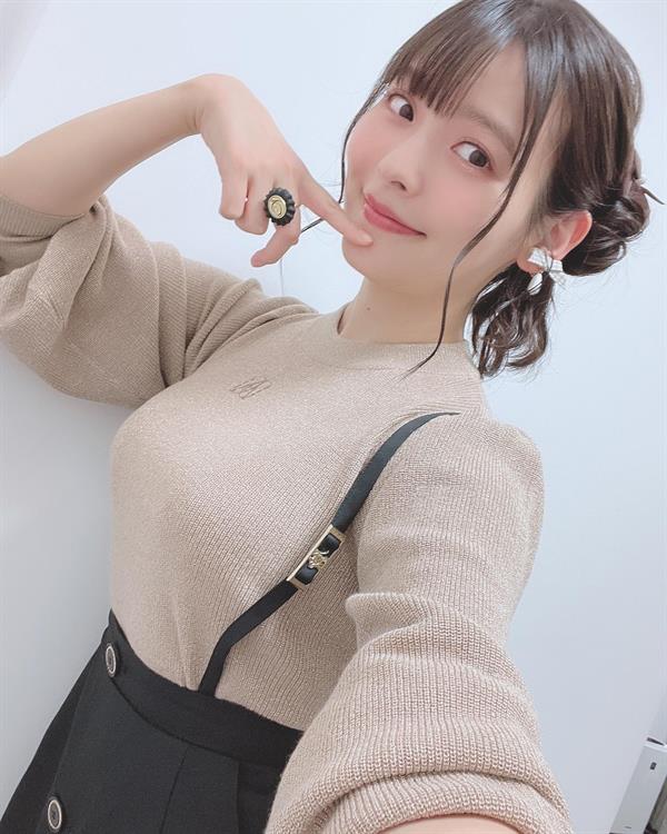 Sumire Uesaka taking a selfie