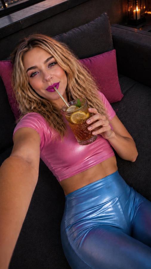 Nati Tulipa taking a selfie