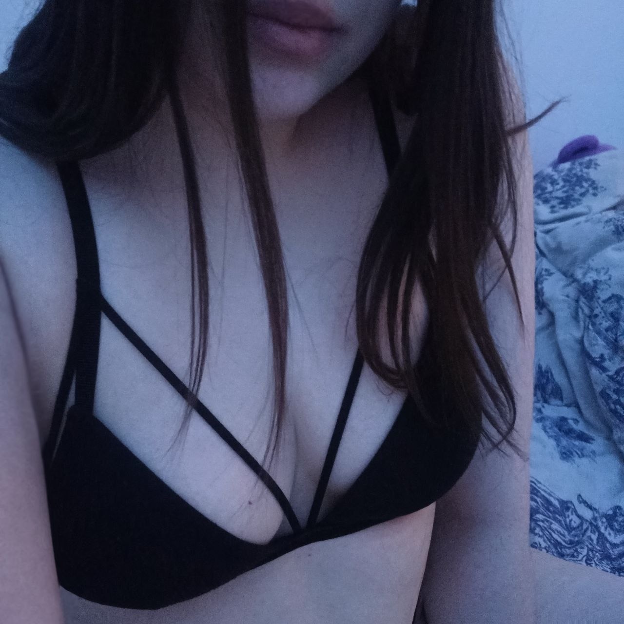 Valorant_girl taking a selfie