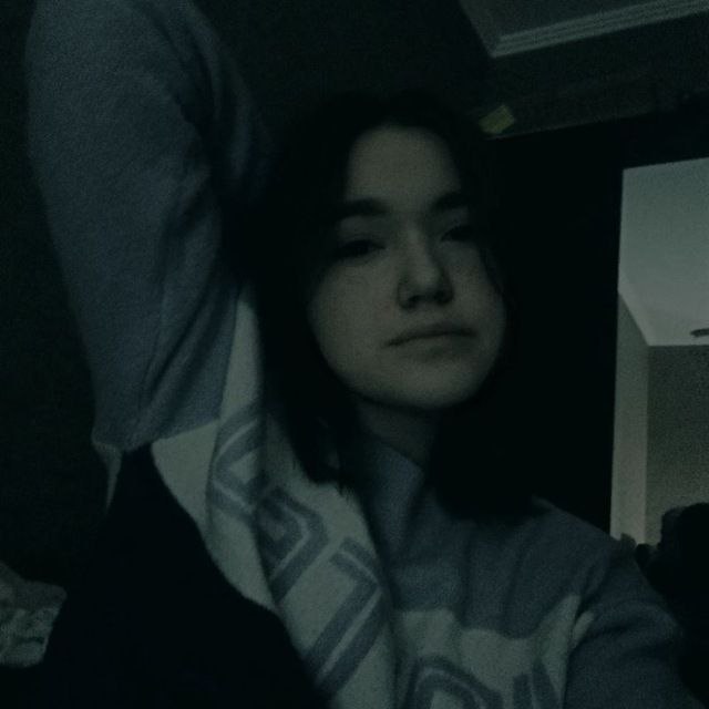 Valorant_girl taking a selfie