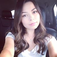 Miranda Cosgrove taking a selfie
