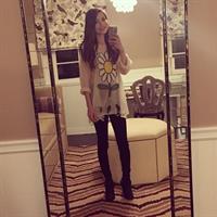 Miranda Cosgrove taking a selfie