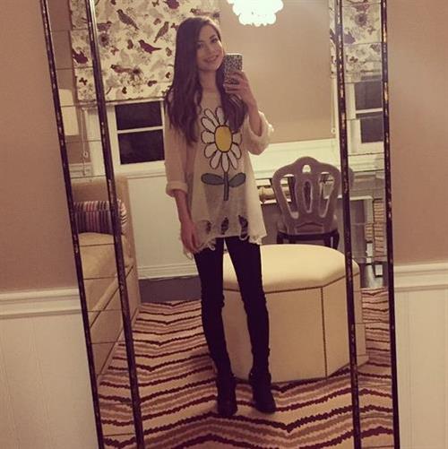 Miranda Cosgrove taking a selfie