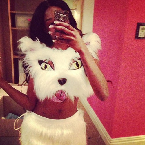 Azealia Banks taking a selfie